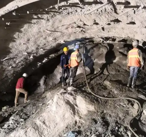 青川隧道拱顶带模注浆料，微膨胀注浆料的特点及施工工艺